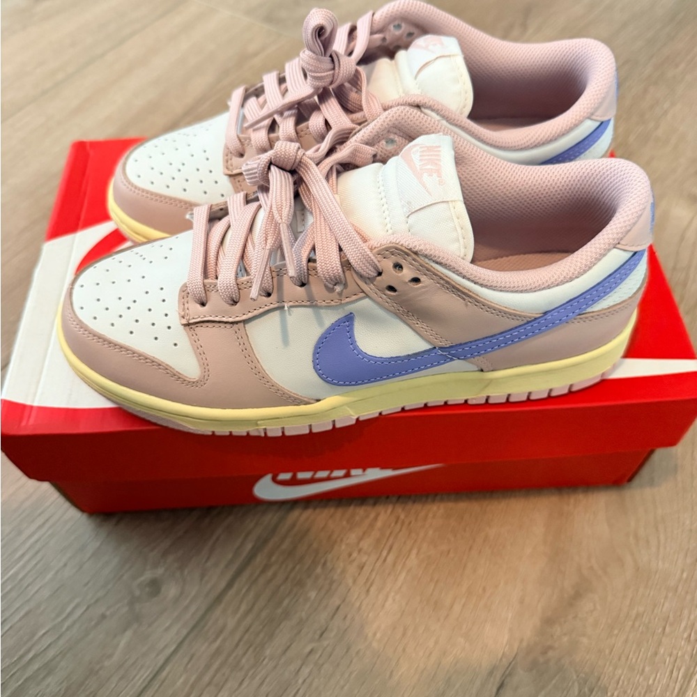 Nike Dunks in pink oxford & light thistle brand new with box 8W/6.5M